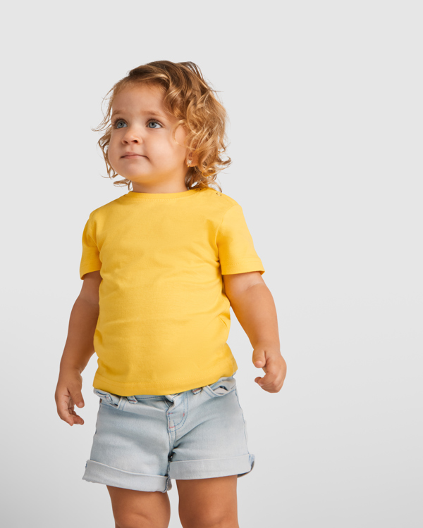 Βρεφικό κοντομάνικο μπλουζάκι Roly Baby 6564 σε κίτρινο χρώμα, με εκτύπωση λογοτύπου