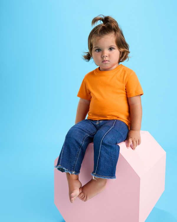 Βρεφικό κοντομάνικο μπλουζάκι Roly Baby 6564 σε πορτοκαλί χρώμα, με εκτύπωση λογοτύπου