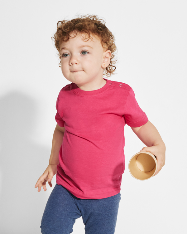 Βρεφικό κοντομάνικο μπλουζάκι Roly Baby 6564 σε ροζ χρώμα, με εκτύπωση λογοτύπου