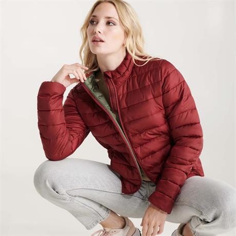 Γυναικείο μπουφάν softshell Roly Workwear Finland Woman 5095 σε μπορντό χρώμα