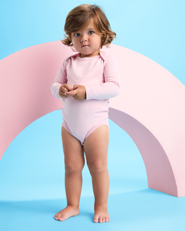 Βρεφικό μακρυμάνικο μπλουζάκι Roly Honey L/S 7202 σε ροζ ανοιχτό χρώμα, με εκτύπωση λογοτύπου